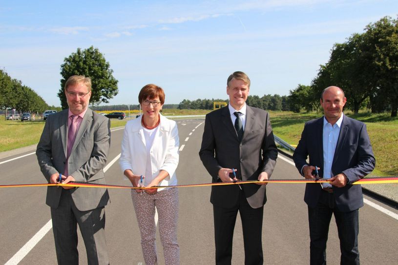 Zur Verkehrsfreigabe schnitten Uwe Grosser, Bergbauvorstand LEAG, Kathrin Schneider, Brandenburgische Ministerin für Infrastruktur, Dr. Albrecht Klein, Vorstandsvorsitzender Landesbetrieb Straßenwesen Brandenburg sowie Karsten Hammer, Bauleiter STRABAG, (v.l.) das Band durch. Foto: jho
