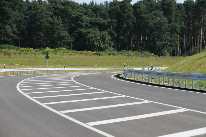Zwischen dem Ortsteil Grießen der Gemeinde Jänschwalde und dem Ortsteil Taubendorf der Gemeinde Schenkendöbern wurde in den vergangenen 12 Monaten ein Teilabschnitt der Bundesstraße B 112 auf einer Länge von etwa 4,3 Kilometern umverlegt. Parallel zu dieser neu errichteten Straße wurde ein Rad- und Wirtschaftsweg gebaut. Foto: jho