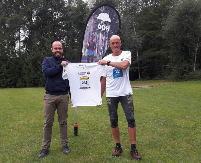 V.l.: Organisator Maik Walsdorf (Sportwerk GmbH) und der Bühlauer Manfred Loose mit dem T-Shirt. Loose nimmt in diesem Jahr zum 25. Mal am Lauf „Quer durch die Dresdner Heide" teil. Foto: PR