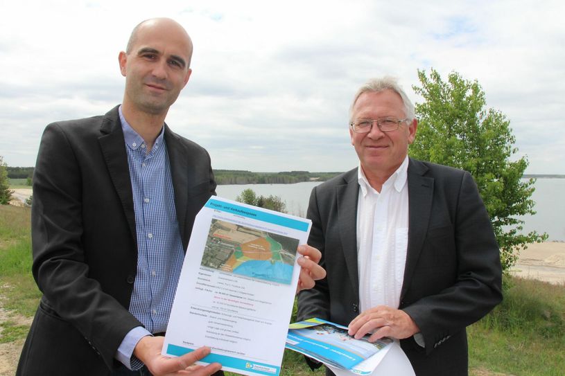 Martin Wolf vom Zweckverband Lausitzer Seenland Brandenburg (li.) und Frank Neubert (re.), Amtsdirektor Amt Altdöbern, haben die Vermarktungsinitiative für ein Ferienhausgebiet in Lieske vorgestellt. Foto: sts