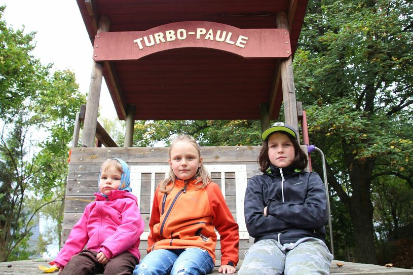 Wenig begeistert von der Aktion: Malina (2), Maya (7) und Maurice (10) auf ihrem Lieblingsspielplatz. Fotos: Schramm