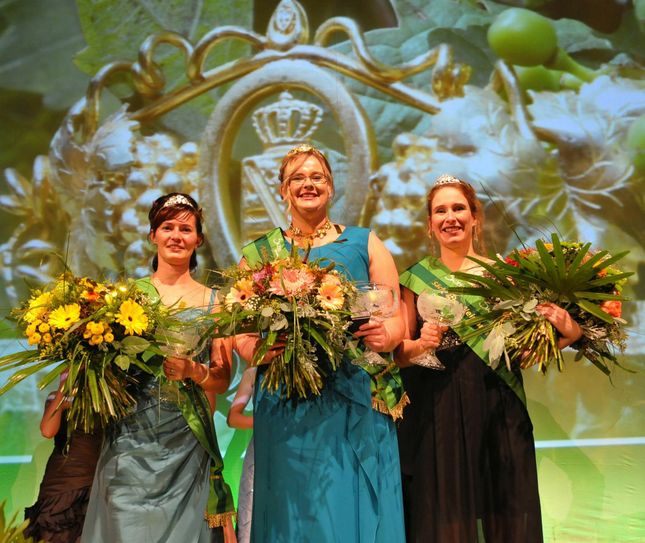 V.l. Maria Czerch (Weinprinzessin), Maria Lehmann (Weinkönigin) und Katrin Hecht (Weinprinzessin) werden das Anbaugebiet ein Jahr lang repräsentieren. Foto: Weinbauverband