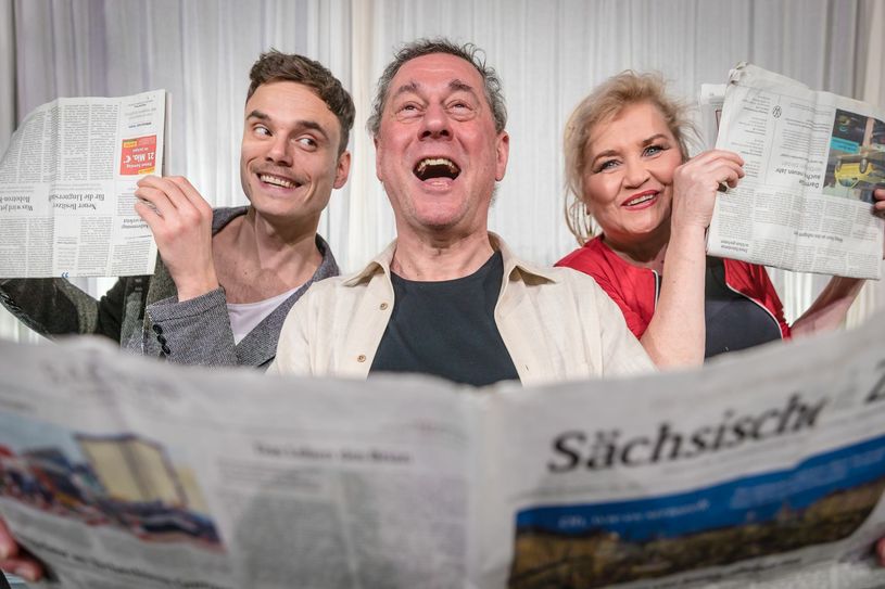 Das Ensemble der Herkuleskeule zieht ins erste Foyer des Kulturpalastes und spielt auf Schloss Albrechtsberg. Fotos: R. Jentzsch