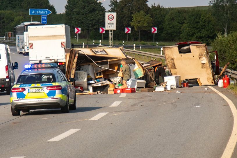 Kurz vor der Ausfahrt Burkau kam der VW Caddy samt Anhänger und Verkaufswagen ins Schleudern.