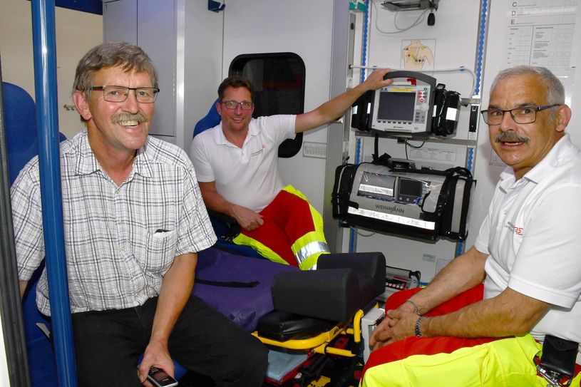 Rettungsausstattung nach dem neuestem Stand der Technik: Wachenleiter Michael Gehler, Notfallsanitäter Manuel Wienick und Rettungsassistent Steffen Reich (v.l.n.r.) im Innern des neuen Rettungswagens. Foto: Pressestelle Kreisverwaltung/Torsten Hoffgaard