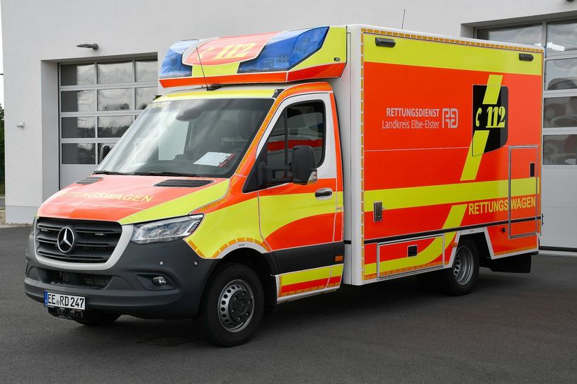 Der neue Rettungswagen des Eigenbetriebs Rettungsdienst des Landkreises Elbe-Elster, der ab sofort in den Rettungswachen Herzberg und Bad Liebenwerda zum Einsatz kommt. Foto: Pressestelle Kreisverwaltung/Torsten Hoffgaard
