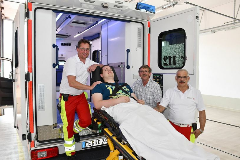 Freuen sich über die bessere Ergonomie und den Gesundheitsschutz bei der elektrischen Fahrtrage mit Einladefunktion in den Rettungswagen: Notfallsanitäter Manuel Wienick, Notfallsanitäter-Azubi Marvin Stein, Wachenleiter Michael Gehler und Rettungsassistent Steffen Reich (v.l.n.r.). Foto: Pressestelle Kreisverwaltung/Torsten Hoffgaard