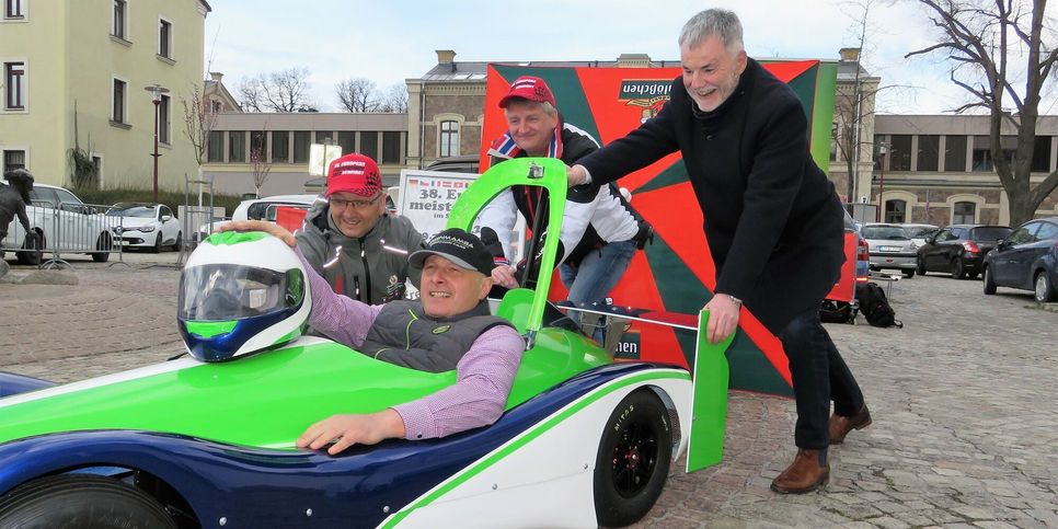 SpeedDown-EM-2022-Organisator Thomas Käfer, Rennleiter Bernd Peschel, Freitals OB und Schirmherr Uwe Rumberg und – im Rennwagen sitzend – Fleischermeister Markus Münzberger (v.l.n.r.).
