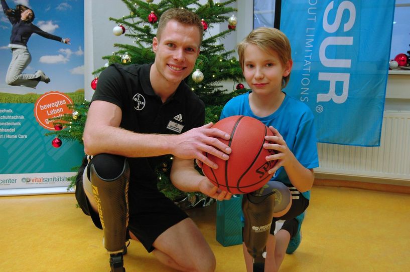 Ein Traum geht in Erfüllung: Die Begegnung mit Markus Rehm (links) ist für den jetzt elfjährigen Louis ein besonderer Moment. Später duellierten sie sich noch beim Basketball. Foto: Pohl