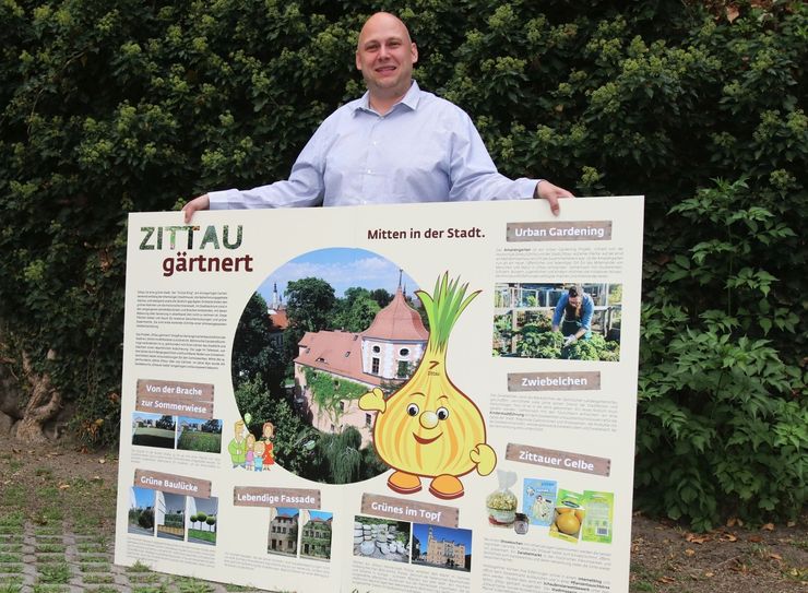 Stephan Eichner präsentiert den Zittauer Wettbewerbsbeitrag auf den Tafeln, die er vergangenen Freitag zur IHK Leipzig gebracht hat. Foto: Stadt Zittau