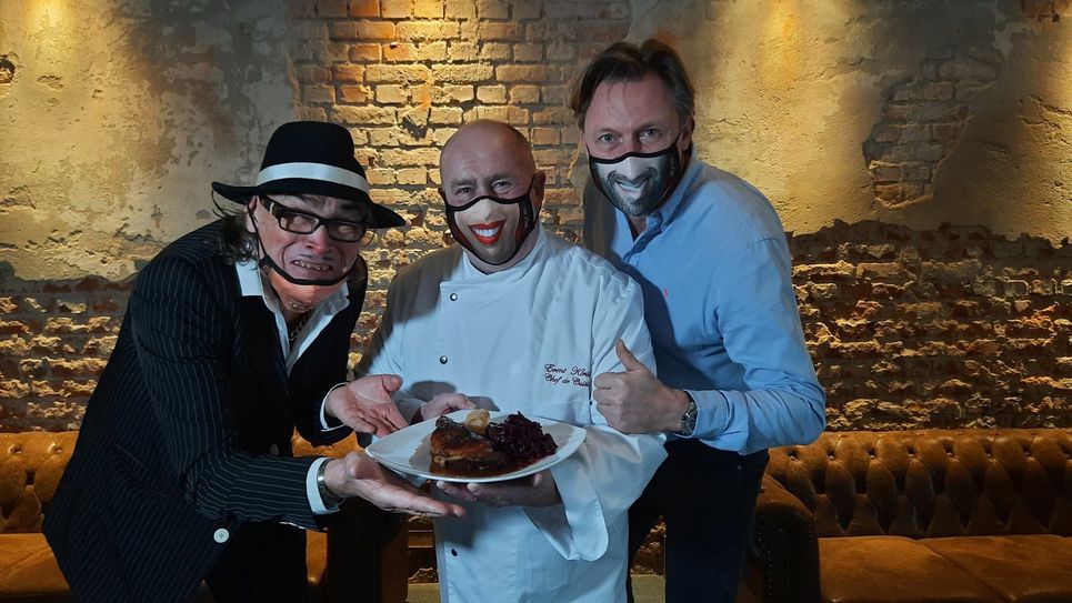 Schlicht (Achim Lippmann), Koch-Kirsche (Andreas Kirsch) und Mirco Meinel (v.li.) mit "Ento to go". Foto: Pönisch