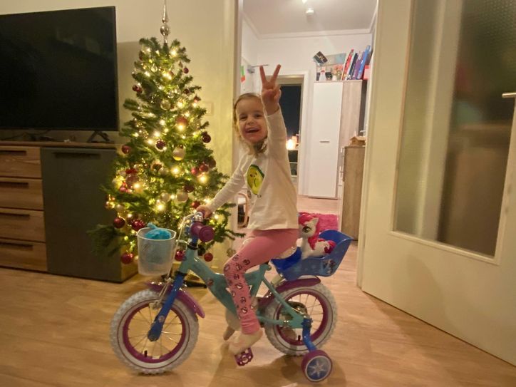 Elena mit ihrem neuen Fahrrad. Foto: privat