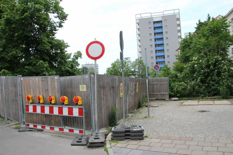 Noch ist der Blick auf den Parkplatz an der Post versperrt. Doch spätestens zum Stadtfest Mitte Juni wird der Bauzaun verschwunden sein. Foto: jho