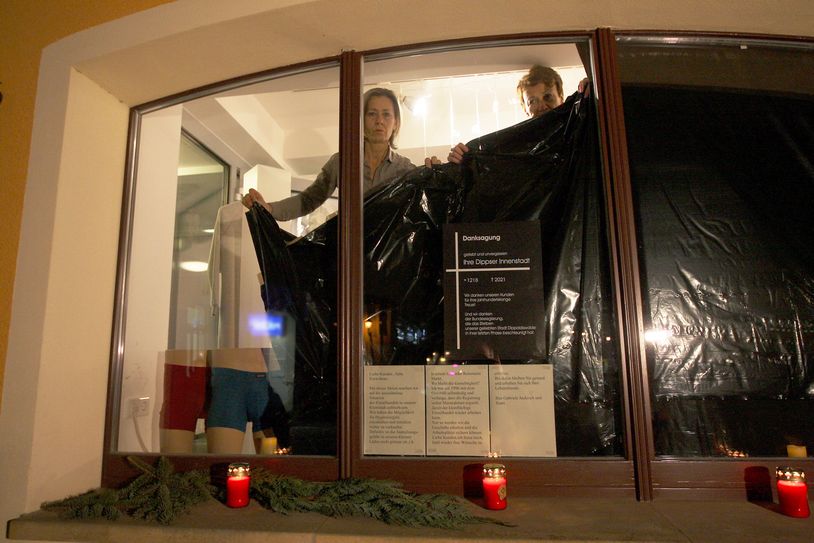 Gabriele Jockisch (l.), Inhaberin von Dessous Wäsche und Bademoden Dippoldiswalde, Markt 26, verhüllt gemeinsam mit Angelika Franke das Schaufenster. Foto: D. Förster