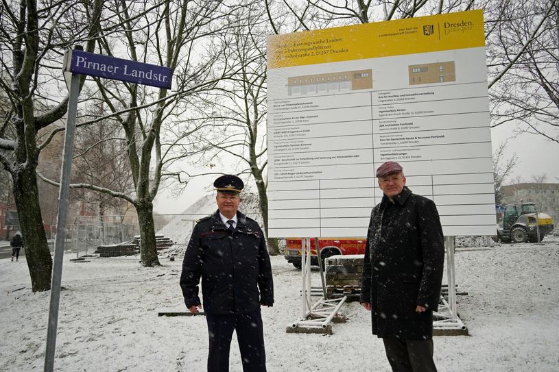 Ordnungsbürgermeister Detlef Sittel (rechts) und der Leiter des Brand- und Katastrophenschutzamtes Andreas Rümpel vor der Baustelle der Rettungswache Leuben. Foto: © Michael Klahre
