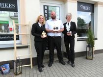 Franka und Sandy Hees sowie Katja Wauer-Schröter (v.l.n.r.) vor der neuen Filiale des Bestattungshauses in Großpostwitz.