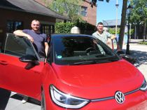 Jim Schwarz (l.) und Timo Binge wollen es mit dem von VW zur Verfügung gestellten ID.3 GTX auf den Spuren von Udo Struutz bis Neapel schaffen.