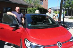 Jim Schwarz (l.) und Timo Binge wollen es mit dem von VW zur Verfügung gestellten ID.3 GTX auf den Spuren von Udo Struutz bis Neapel schaffen.