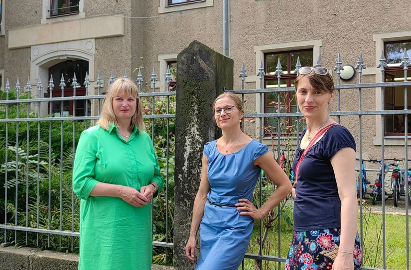 Schulleiterin Annett Aurig und die beiden Eltern-Vertreterinnen Elisabeth Schellmann und Adriana Mladenova wollen keine Elterntaxis vor der Schule.