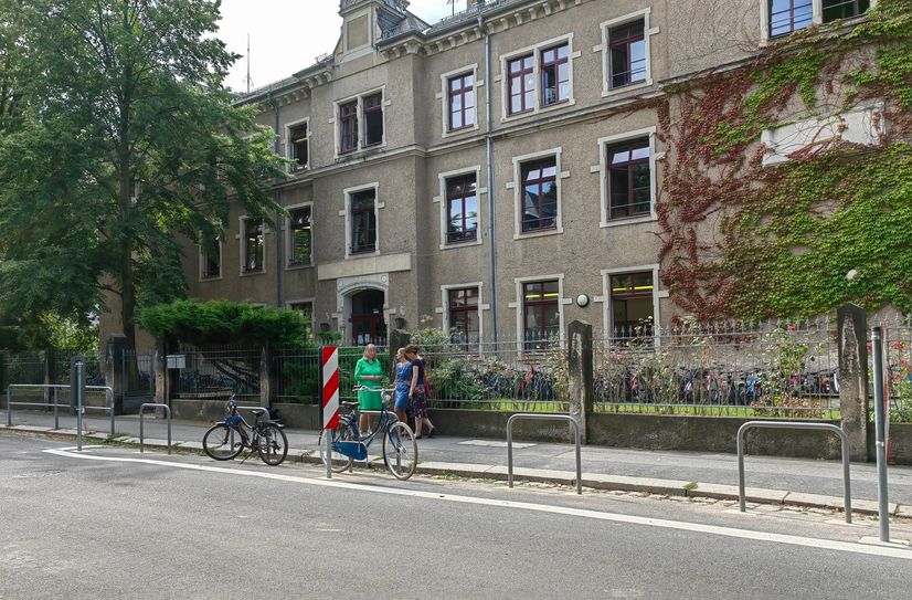 Vor der Schule stehen jetzt Fahrradbügel, gegenüber darf niemand parken - sonst kämen Rettungsfahrzeuge nicht durch.