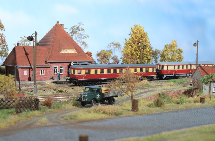 Die Modellbahnen schlängeln sich durch liebevoll und detailreich gestaltete Anlagen.