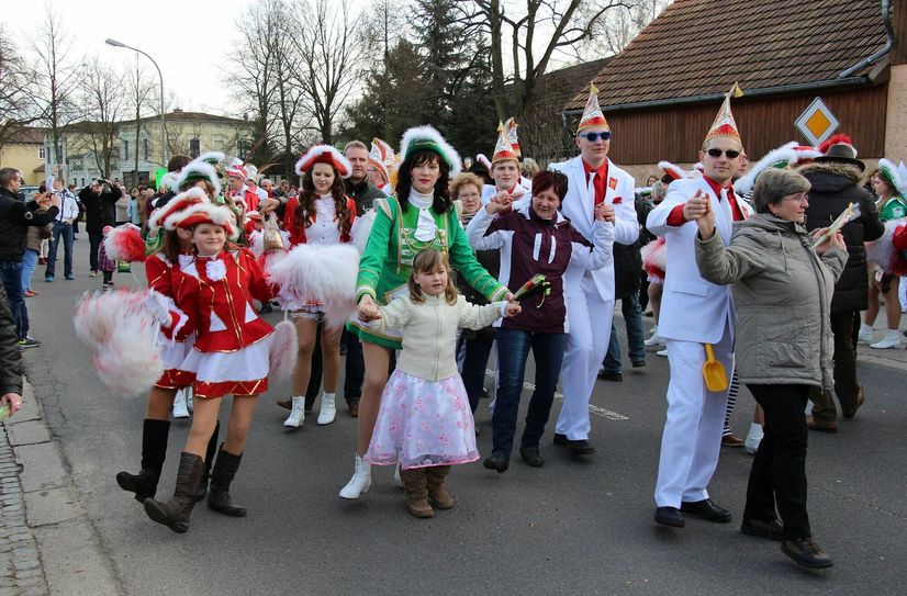 Annemarie-Polka während des großen Festumzug am Karnevalssonntag in Straupitz.