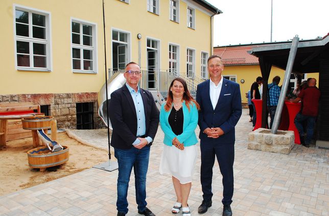 Denis Papperitz, Regionalvorstand vom Johanniter-Regionalverband Dresden, Steffi Kaiser-Kegel, Kita-Leiterin und Bürgermeister Thomas Peters (v.l.n.r.) bei der feierlichen Eröffnung der Kita »Flax und Krümel«.