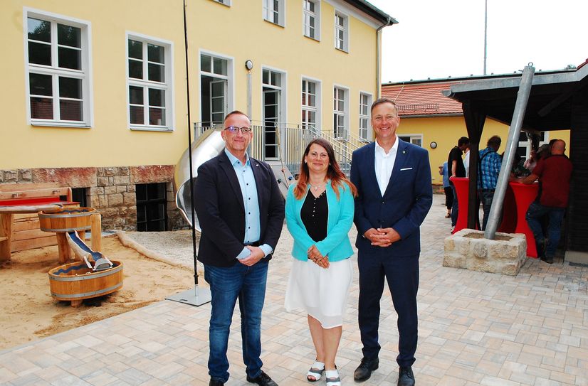 Denis Papperitz, Regionalvorstand vom Johanniter-Regionalverband Dresden, Steffi Kaiser-Kegel, Kita-Leiterin und Bürgermeister Thomas Peters (v.l.n.r.) bei der feierlichen Eröffnung der Kita »Flax und Krümel«.