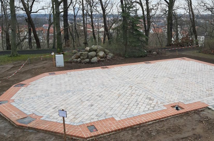 Die Bodenplatte für die Kapellen-Imagination wurde bereits verlegt.