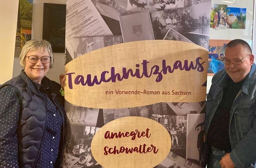 Die Sebnitzerin Annegret Schowalter startete mit Roman auf der Buchmesse, Johannes Heine aus Grimma präsentierte seine humorvolle Autobiografie "Ich und die DDR" - beide lasen bei "Huch - ein Buch", dem Lese-Salon des Rellin Verlages.