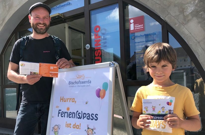 Julius (l.) präsentiert das Angebot des Chamäleon KultTour e.V., in dem er selbst aktiv ist. Sein Sohn Mattis freut sich schon sehr auf seine ersten Sommerferien – mit Ferien(s)pass natürlich.