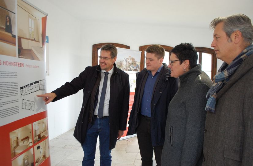 Hohnsteins Bürgermeister Daniel Brade erklärt Fabian Funke, MdB, Kathrin Michel, MdB und Albrecht Pallas, MdL (v.l., alle SPD) die Sanierungspläne für die Burg 
Hohnstein.