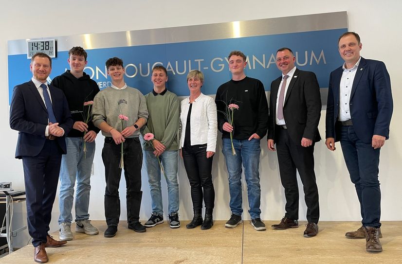 Neben Ministerpräsident Michael Kretschmer (l.) nahmen an der Gesprächsrunde im Foucault-Gymnasium auch Landrat Udo Witschas (2.v.r.) und Bürgermeister Mirko Pink (r.) teil. Die Organisation der Veranstaltung lag in den Händen der Geschichts- und Gemeinschaftskundelehrerin Ute Hoffmann (Mitte).
