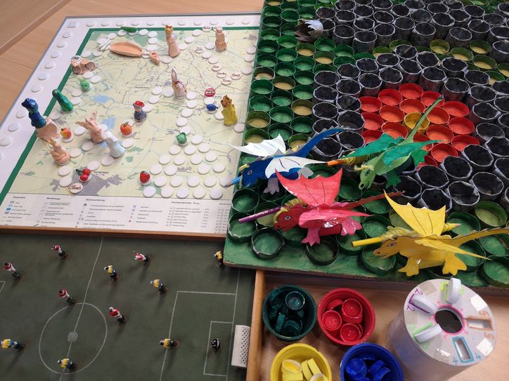 Einige Gesellschaftsspiele, die beim Sagenhaften Spielnachmittag ausprobiert werden können, sind exklusiv und aus wiederverwertbaren Materialien selbst hergestellt.