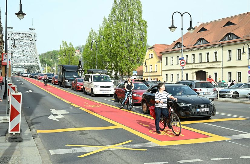 Am Brückenende könnte eine Vorrangampel zunächst Fahrradfahrer volassen, die  sich vor den Autos in die Spuren einordnen. Die Idee ist eine zeitliche Trennung, weil die räumliche Trennung problematisch ist.