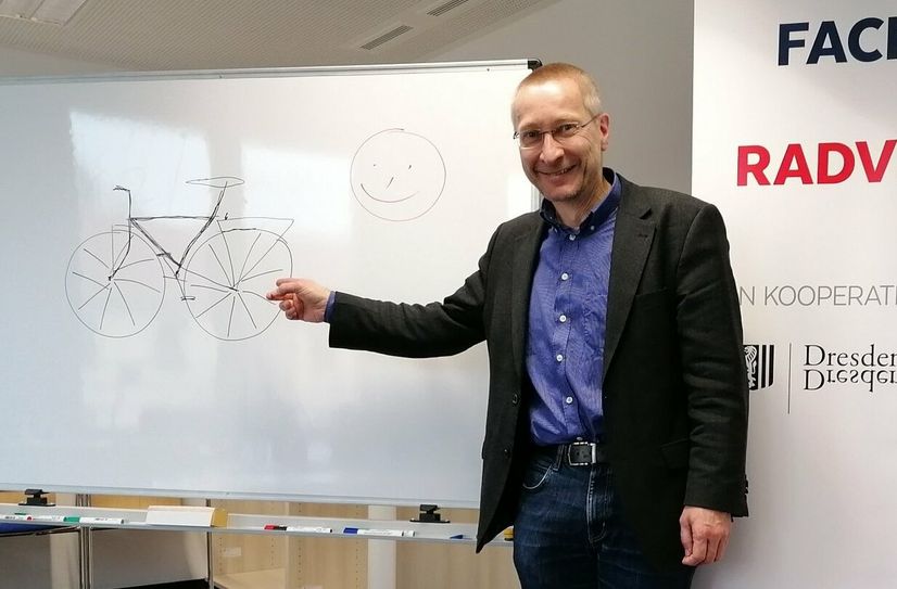 Radwegplaner Michael Haase schlägt fürs Blaue Wunder in Richtung Schillerplatz eine Radschleuse vor .