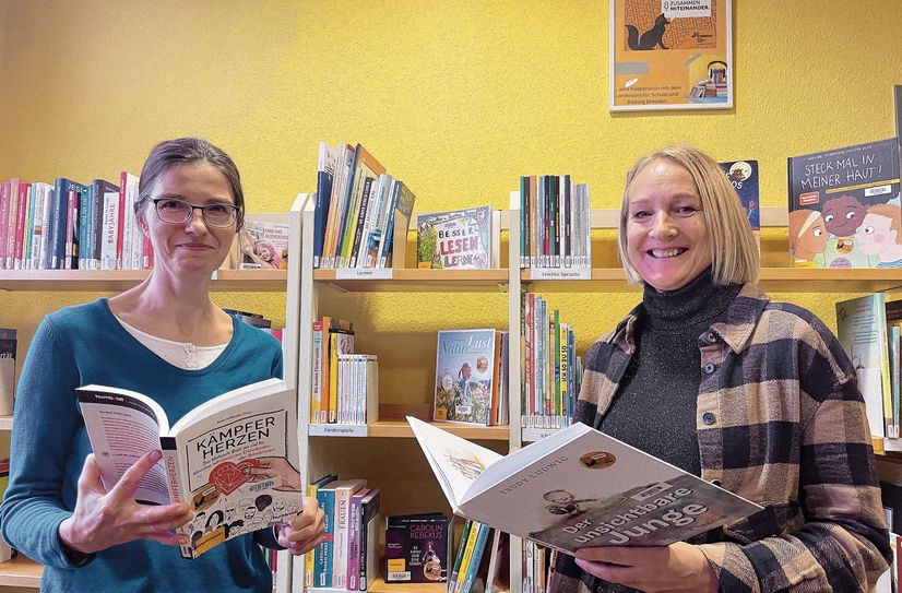 Bibiothekschefin Susan Bazylak (l.) und Lehrerin und Moderatorin Ines Rennert vom Kooperationsverbund Schulische Inklusion in Sachsen.