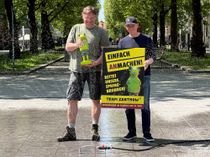 Ein Rasensprenger mit Symbolkraft - Holger Zastrow und Thomas Blümel machen sich für die Dresdner Brunnen stark.