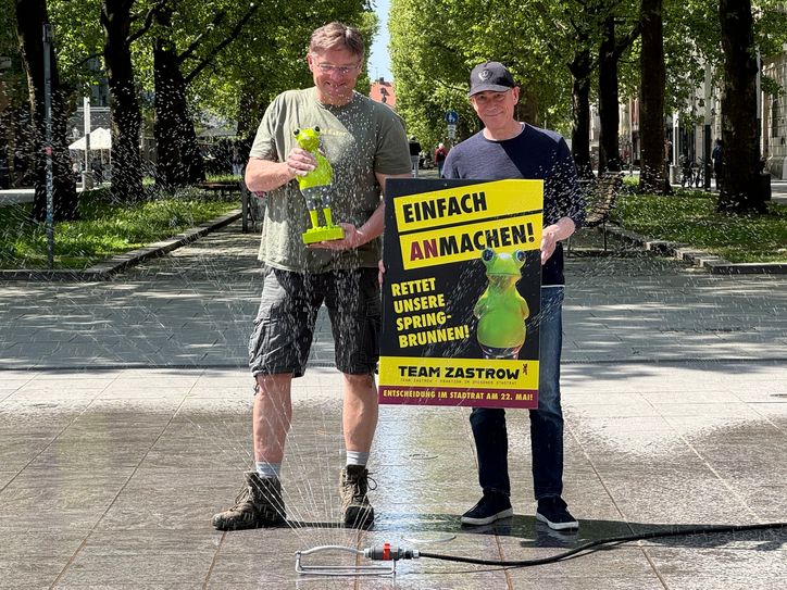 Ein Rasensprenger mit Symbolkraft - Holger Zastrow und Thomas Blümel machen sich für die Dresdner Brunnen stark.