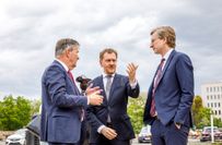 Im Gespräch zum Bauvorhaben (v. l.): Thomas Lemke, Vorstandsvorsitzender Sana Kliniken AG, Michael Kretschmer, Ministerpräsident Freitstaat Sachsen, Oliver Wehner, Geschäftsführer Herzzentrum Dresden.