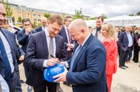 Ministerpräsident Michael Kretschmer signiert Prof. Jens Faßl einen Bauhelm.