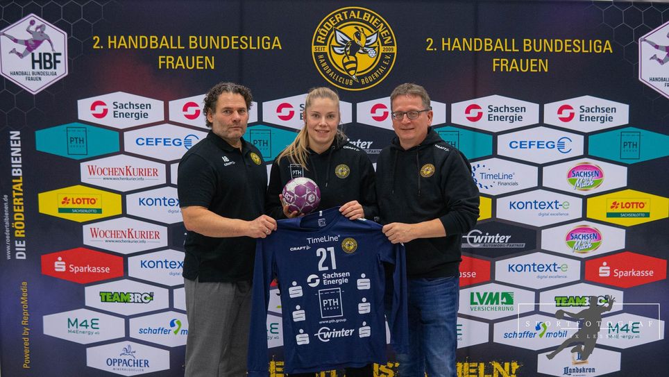 Ann Rammer (M.) mit HCR-Geschäftsführern Andreas Baier (l.) und Kai Kaufmann.