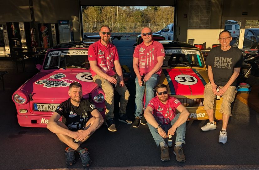 Das Keene Pinke Motorsportteam um ihren Chef Sandro Seifert (3.v. li.) mit zwei ihrer Renn-Boliden.