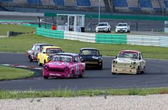 Trabis heizen beim Event »660 Minuten vom Lausitzring« um die Kurven .