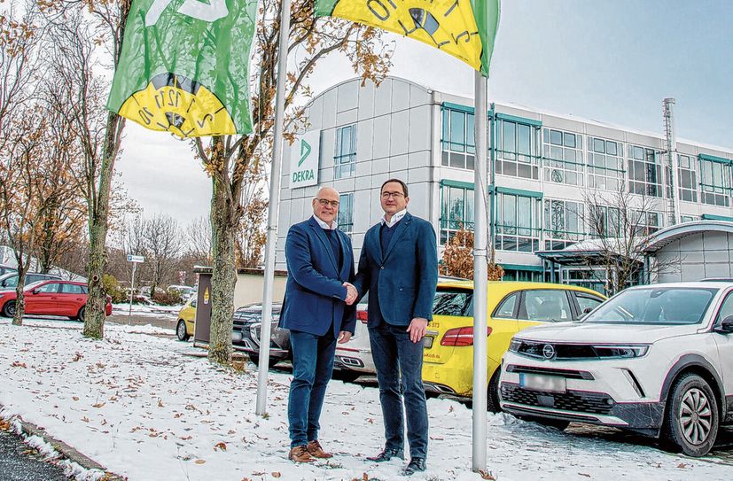 Steffen Kirchner übergibt an Mike Mitzschke (l.).
