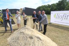 Beim ersten Spatenstich dabei: Sachsens Wirtschaftsminister Dirk Panter, die Beigeordnete Dr. Romy Reinisch, die Landtagsabgeordnete Elaine Jentsch, die Liofit Geschäftsführer Dr. Ralf Günther und Rico Günther sowie Oberbürgermeister Roland Dantz (v.l.n.r.).