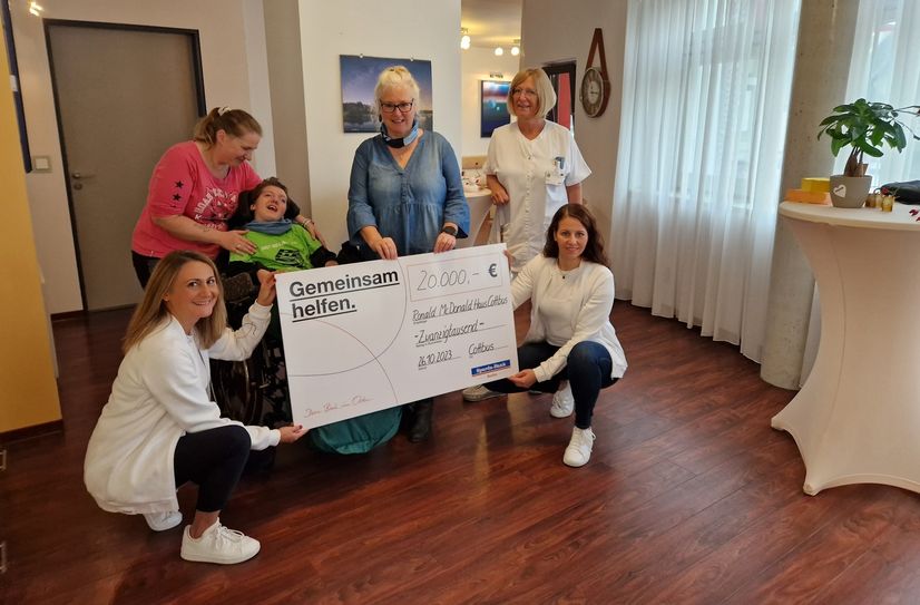 V.l.: Katja Handschack, Nicole und Leon v. Quennaudon, Sibylle Stahn, Dr. Simone Stolz, Daniela Lehnigk