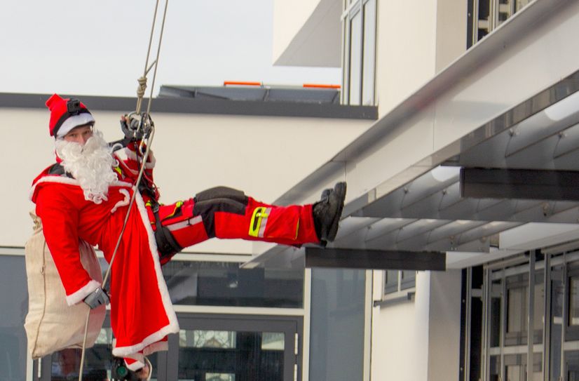Einer der Kameraden der Berufsfeuerwehr seilte sich als Nikolaus verkleidet vom Dach ab.