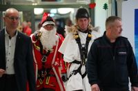 Der Nikolaus und der Engel wurden in der Klinik herzlich begrüßt.