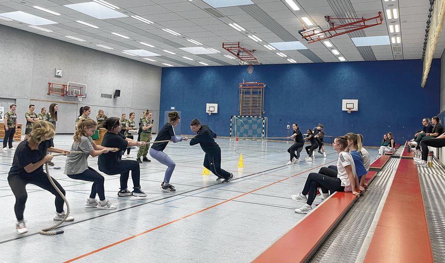 Gemeinsam an einem Strang ziehen - Künftige Schulabgänger sollen auch die Schulen der Region als künftige Arbeitgeber wahrnehmen. Hier war es eine Station  beim Sportfest im Projekt »Lehrergewinnung« am BSZ Riesa.